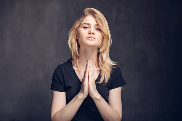 Giovane donna caucasica con si prega di gesto - Foto, immagini