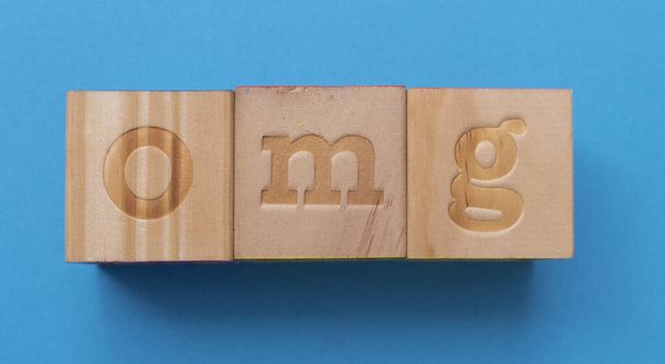Sana "OMG" kirjoitettu puupalikoilla - Valokuva, kuva