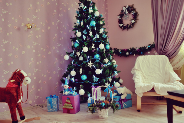 Різдвяна ялинка з іграшками
 - Фото, зображення