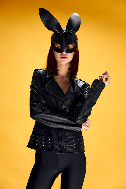 Mulher sexy em máscara de coelho e terno preto, tentação - Foto, Imagem