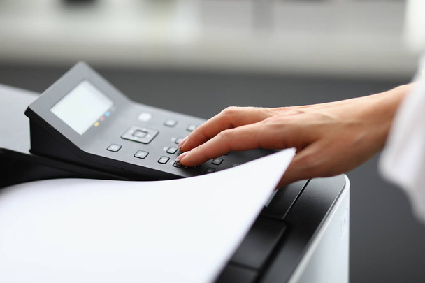 Жіноча рука натискає кнопки на принтері крупним планом
 - Фото, зображення