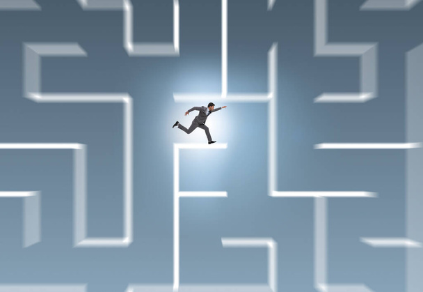 Homme d'affaires essayant de s'échapper du labyrinthe labyrinthe - Photo, image