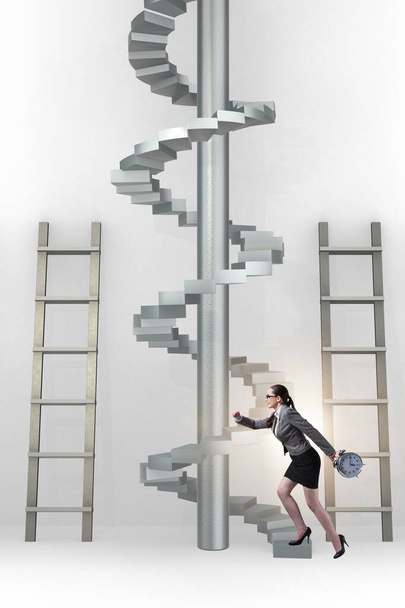 Ura etenemistä käsite tikkaat ja portaikko - Valokuva, kuva