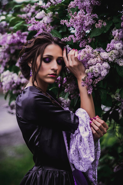Lady in black and purple baroque dress - Foto, afbeelding
