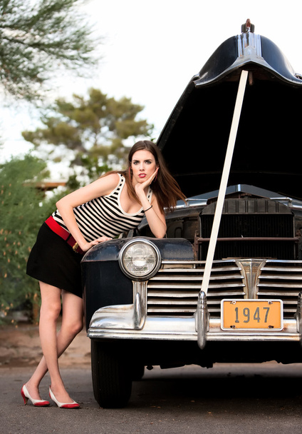 Girl in stripes with vintage car - Foto, afbeelding