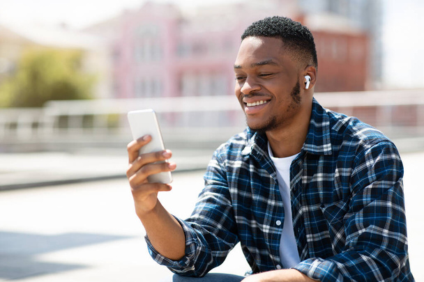 Retrato del chico afroamericano viendo video en el teléfono celular - Foto, Imagen