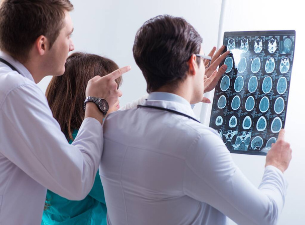 Tři lékaři diskutují o výsledcích rentgenového snímku - Fotografie, Obrázek