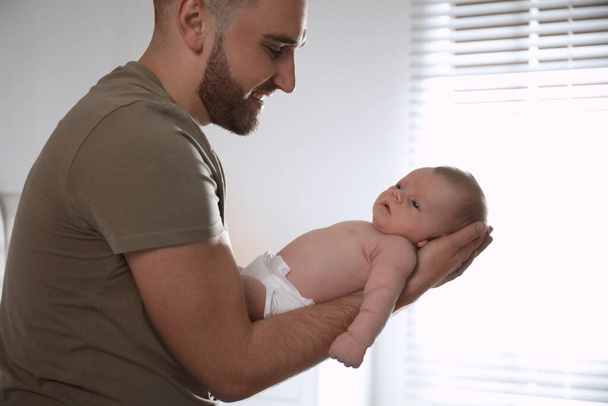 Father with his newborn son at home - Foto, Imagen