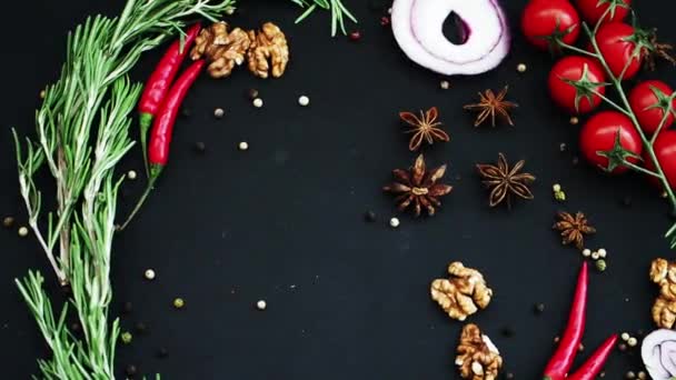 Rosemary esik fekete háttér piros paradicsom, piros chili és fűszerek - Felvétel, videó