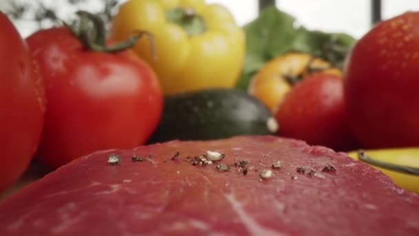 Nagyítsd ki a fekete bors makró videóját nyers steaken. Lövés RED hélium kamerával 8K-ban - Felvétel, videó