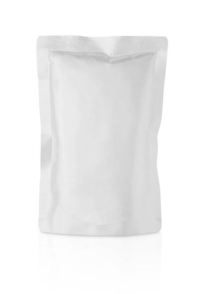 Tyhjä valkoinen alumiini folio muovi pussi pussi pussi pakkaus mockup eristetty valkoisella pohjalla leikkausreitillä - Valokuva, kuva