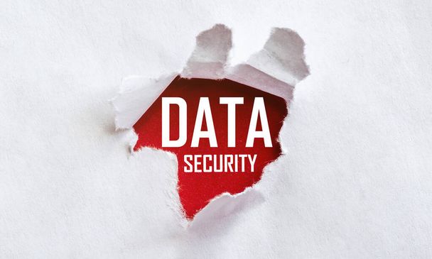 biały podarty papier z tekstem Bezpieczeństwo danych na czerwonym tle - Zdjęcie, obraz