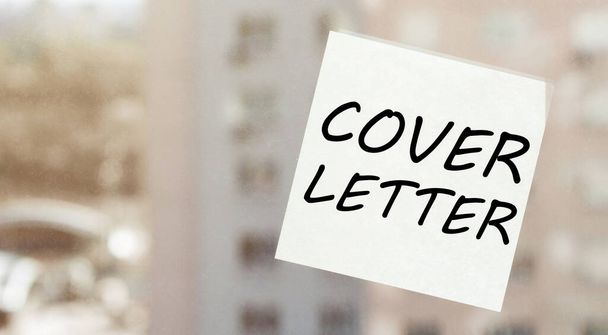 wit papier met tekst Cover Letter op het venster - Foto, afbeelding