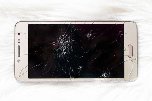 1 kwietnia 2020, Barnaul, Rosja: Stary iPhone z zepsutym czarnym ekranem na białym tle. - Zdjęcie, obraz