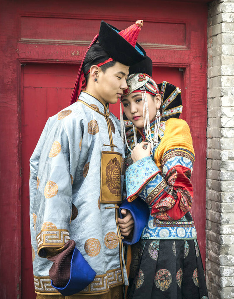 fiatal mongol pár hagyományos 13. századi ruhában egy templomkertben Ulaanbaatarban - Fotó, kép