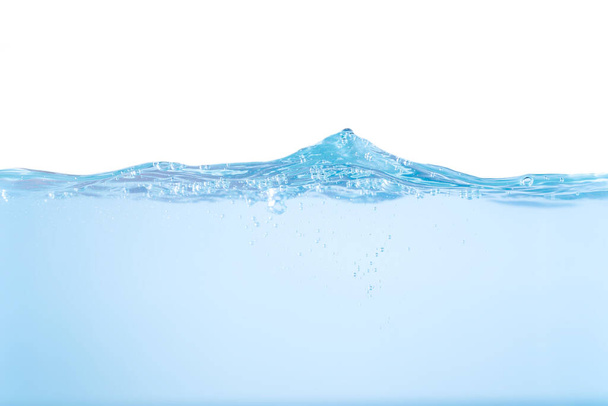 Πιτσιλιές. Aqua ρέει σε κύματα και δημιουργώντας φυσαλίδες. Οι σταγόνες στην επιφάνεια του νερού είναι φρέσκες και καθαρές. απομονωμένο σε λευκό φόντο. - Φωτογραφία, εικόνα