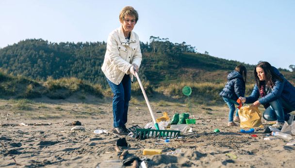 Freiwillige Frauen säubern den Strand - Foto, Bild