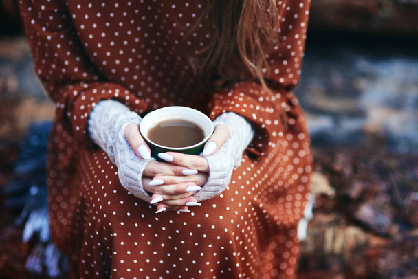 Unerkennbare Frau mit einer Tasse Kaffee im Herbstwald - Foto, Bild