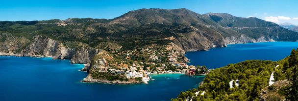 prachtige blauwe wateren omringen het eiland Korfoe en Kefalonia. Het schilderachtige kleine strandstadje Assos asos op het griekse eiland Kefalonia is een plaatje perfect Grieks - Foto, afbeelding