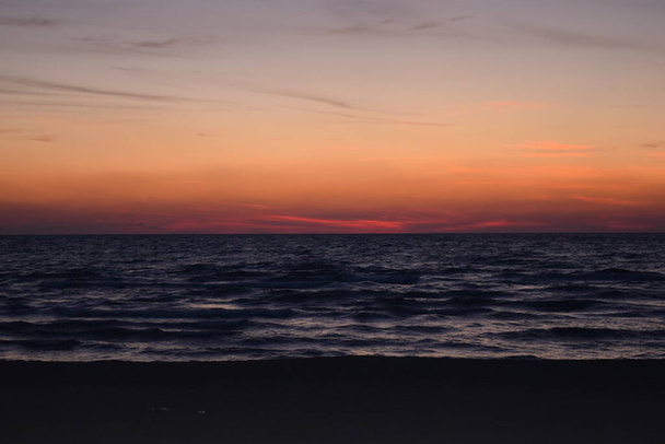 krajobraz morski o zachodzie słońca, gdzie kolory i efekty specjalne są oczywiste - Zdjęcie, obraz
