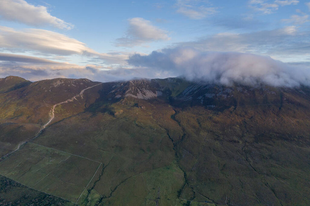 Image panoramique de drone aérien de Croagh Patrick, comté de Mayo, Irlande. Photo de haute qualité - Photo, image