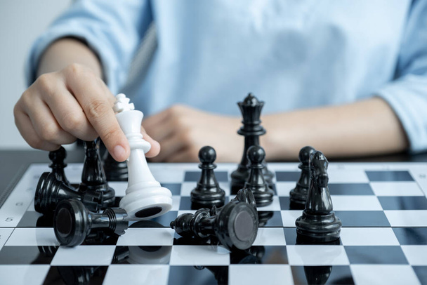 strony przenieść szachy ze strategią i taktyką, aby wygrać wroga, grać w bitwę na pokładzie gry, możliwości biznesowe konkurencji strategiczne wyzwanie koncepcja. - Zdjęcie, obraz