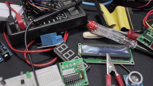 réparation de cartes électroniques et d'outils sur fond noir - Séquence, vidéo