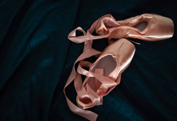 Вид зверху на взуття для балету, встановлене на правій стороні тла
, - Фото, зображення