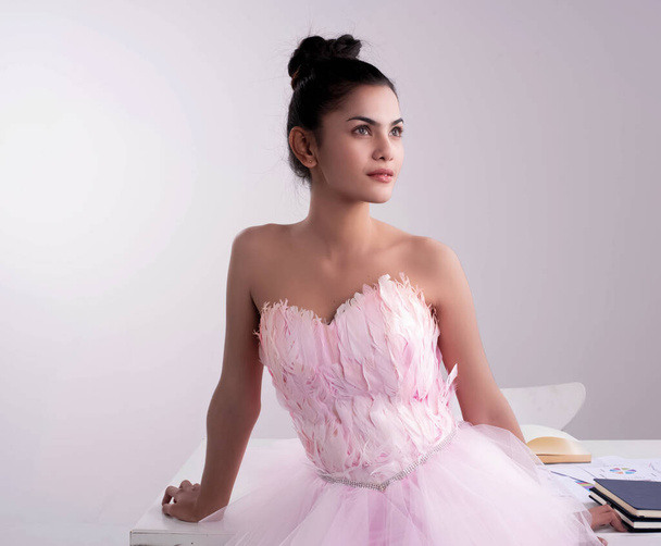 Jovem bela senhora vestindo terno de balé rosa, olhando algo em linha reta, modelo de retrato posando
 - Foto, Imagem