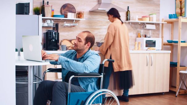 Zmęczony niepełnosprawny mężczyzna na wózku inwalidzkim - Zdjęcie, obraz