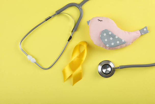 nastro giallo che simboleggia il cancro nei bambini vista dall'alto - Foto, immagini