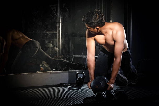 Красивый человек делает упражнения для buit мышцы, отражение в зеркале, здоровый и твердое тело - Фото, изображение