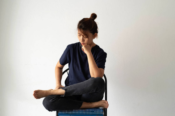 Нещаслива жінка сидить на стіні, набір і стрес
 - Фото, зображення