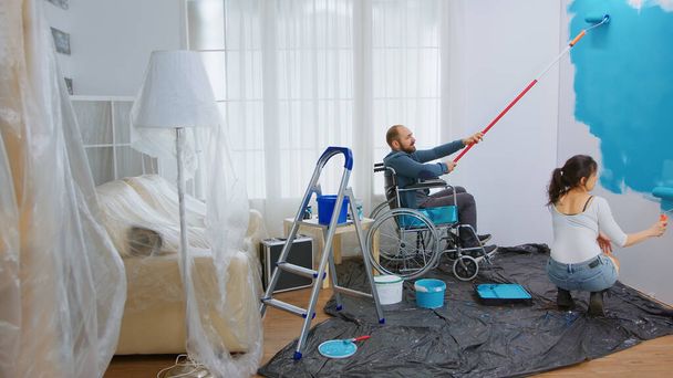Vammainen mies docorating - Valokuva, kuva