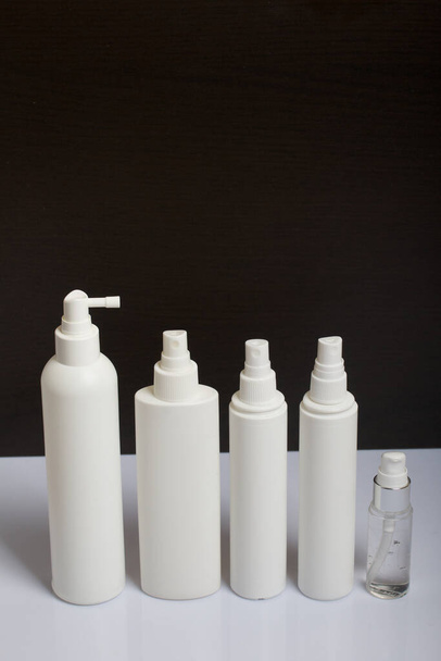 Sprayer mit Antiseptikum, weiß. Zur Oberflächenbehandlung gegen Viren. - Foto, Bild