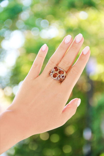 anillo de joyería de plata para mujer con piedras preciosas - Foto, imagen