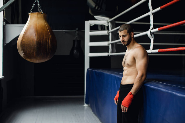 bare-chested boxer stands near the ring. boxing - Foto, Bild