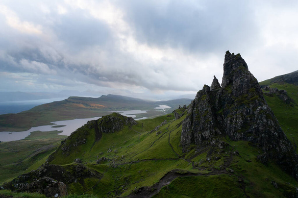 Skye Adası 'ndaki Storr' un Yaşlı Adamı 'ndan Gökkuşağı. İskoçya 'daki Skye Adası' ndaki Quairing Dağları 'nda yürüyüş - Fotoğraf, Görsel