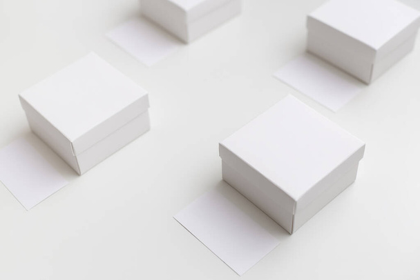 Шаблон для презентации дизайна. Белые коробки и визитки на белом фоне - Фото, изображение