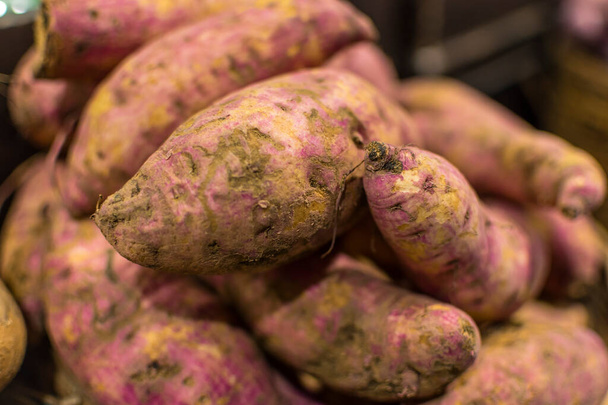 Closeup sladkých brambor nebo Camote hlízy na prodej v supermarketu. - Fotografie, Obrázek
