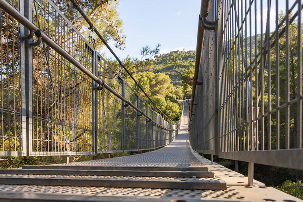 Η κρεμαστή γέφυρα στο δημόσιο πάρκο Nesher κρεμαστές γέφυρες στην πόλη Nesher στο βόρειο Ισραήλ - Φωτογραφία, εικόνα