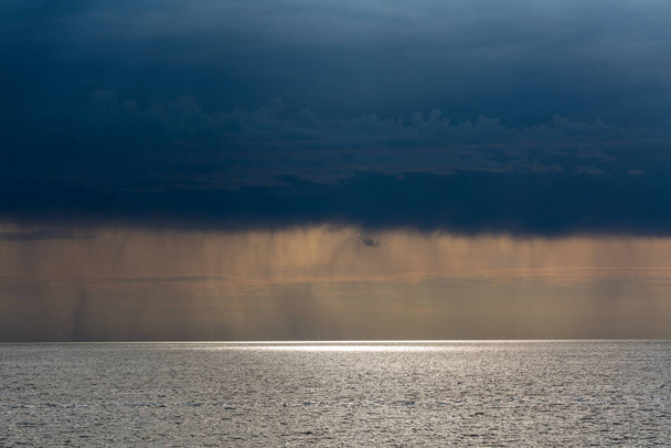 Piękny morski krajobraz z ciemnymi deszczowymi chmurami - Zdjęcie, obraz