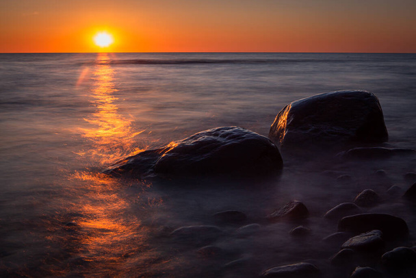 πέτρες στη θάλασσα στο φως ηλιοβασιλέματος - Φωτογραφία, εικόνα