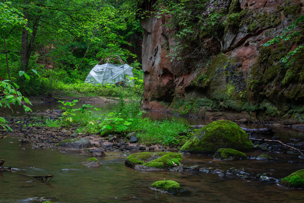 Kleine wilde rivier met stenen en zandstenen - Foto, afbeelding