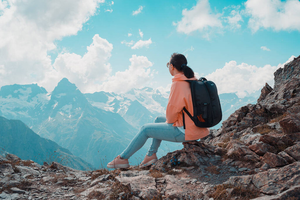 Female traveler enjoying beautiful view in mountainous area. - Zdjęcie, obraz