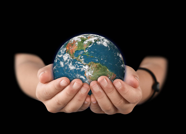 koncepcja dzień środowiska, Globe w rękach dziecka. Uratować Ziemię. Elementy tego obrazu dostarczone przez NASA - Zdjęcie, obraz