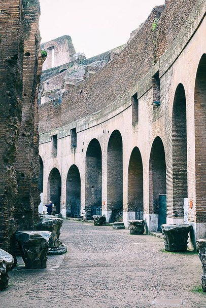 ビュー内ローマのコロッセオ - 写真・画像