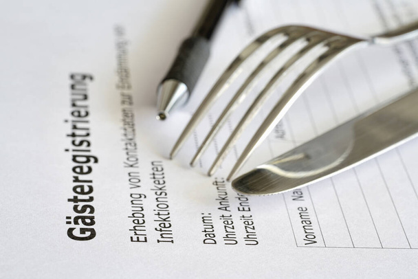 Formularz rejestracji gości (Gaesteregistrierung) w restauracji w Niemczech podczas pandemii Corona   - Zdjęcie, obraz