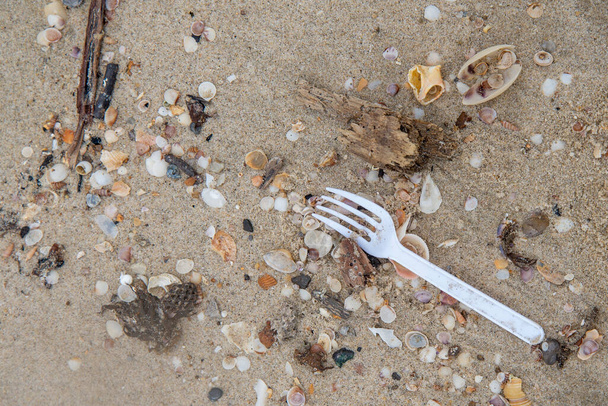 Plastic vorken links op het strand - Foto, afbeelding