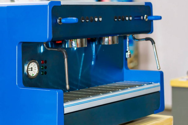fermer la couleur bleue moderne et automatique de la machine à café - Photo, image